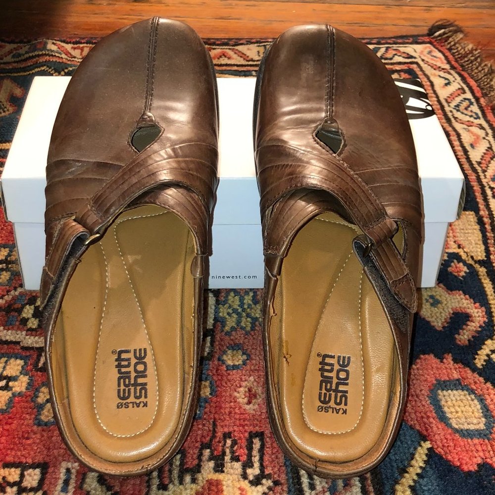 Earth Shoe Kalso brown leather slip on mules